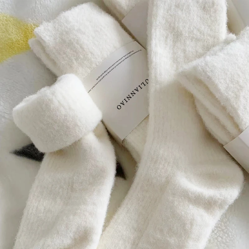 冬季厚袜子女中筒情侣男加绒毛毛袜保暖春秋季黑白色月子袜长筒袜