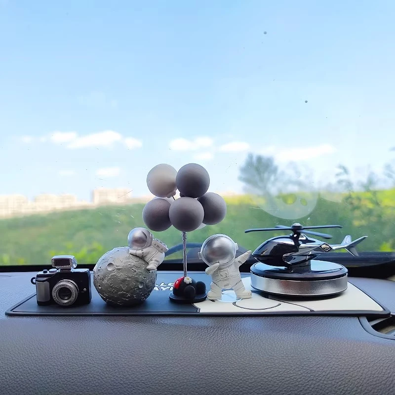 车载太空人高级感摆件汽车中控台创意装饰车内太阳能飞机轻奢饰品