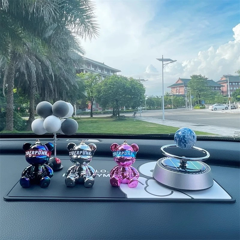 车载渐变熊高档摆件汽车中控台创意装饰品车内太阳能星球香薰内饰