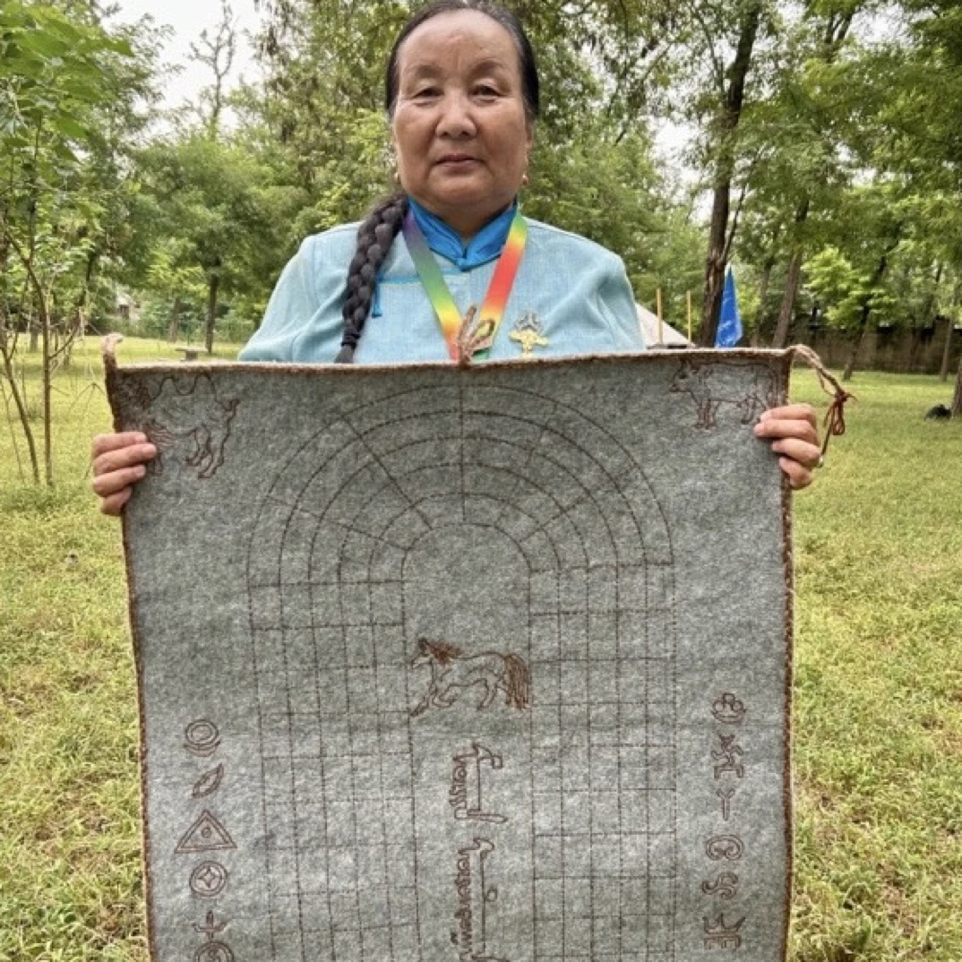 沙嘎游戏的毡子用驼毛针线编织