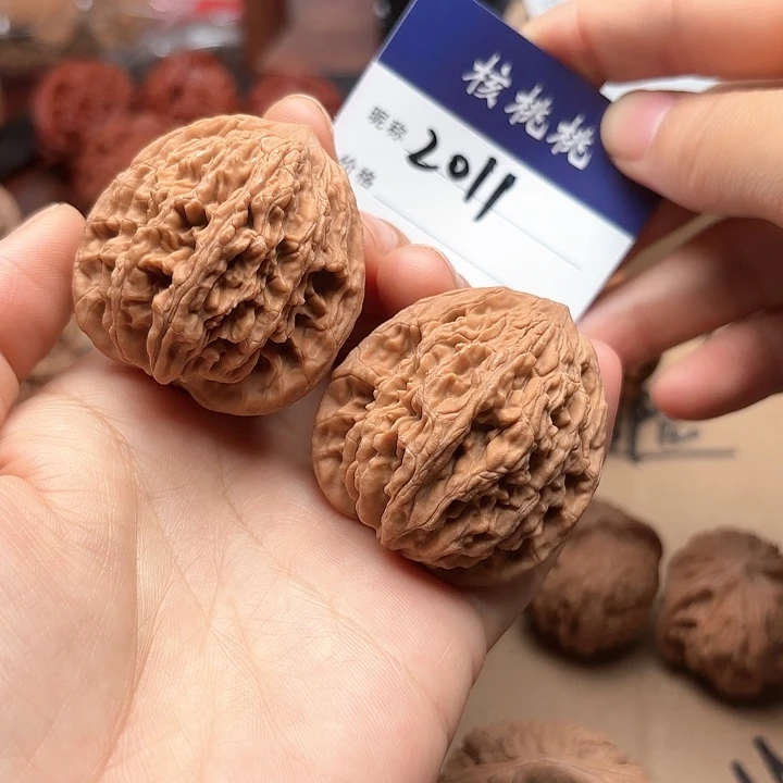 文玩核桃吊坠虎头