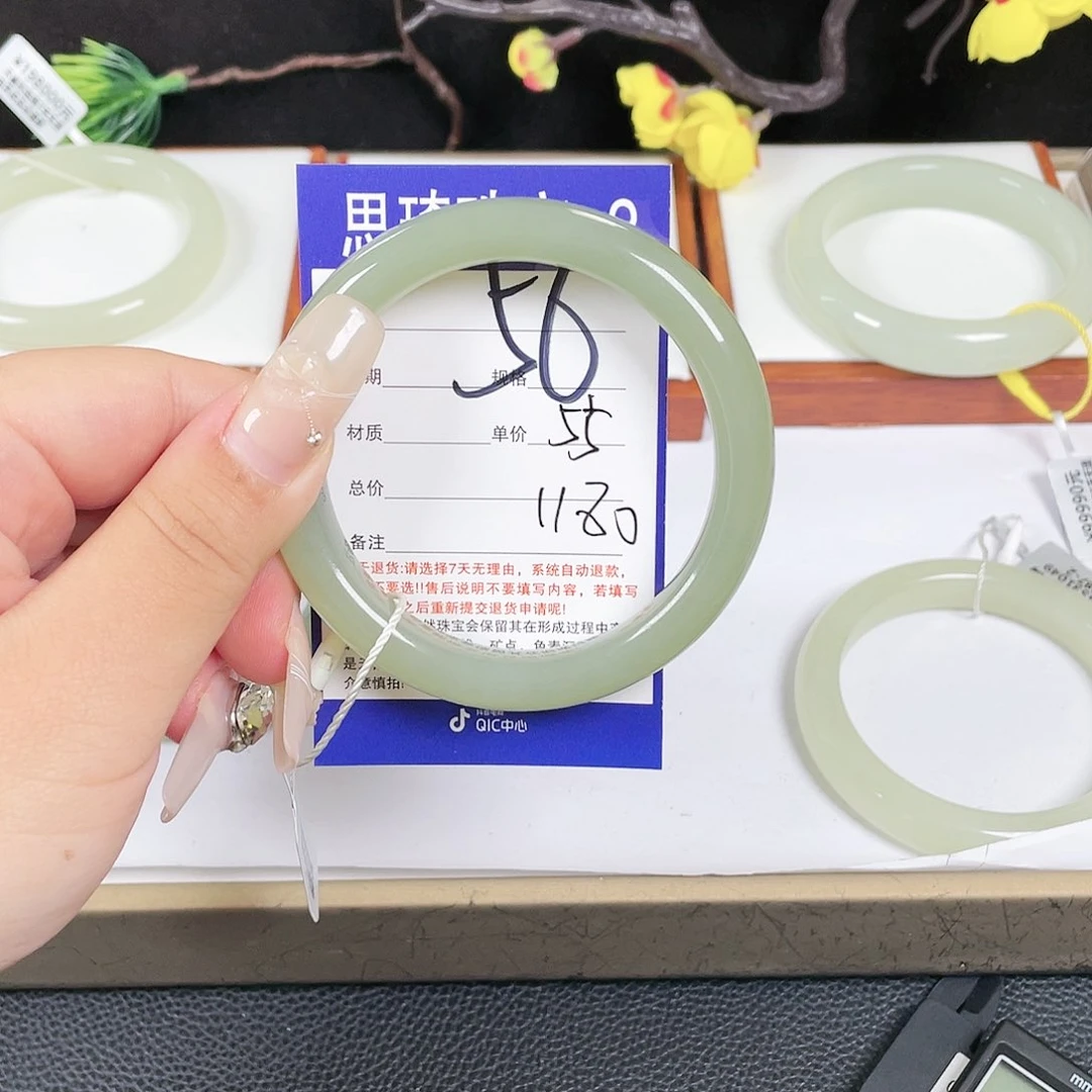 和田玉手镯未镶嵌清**月