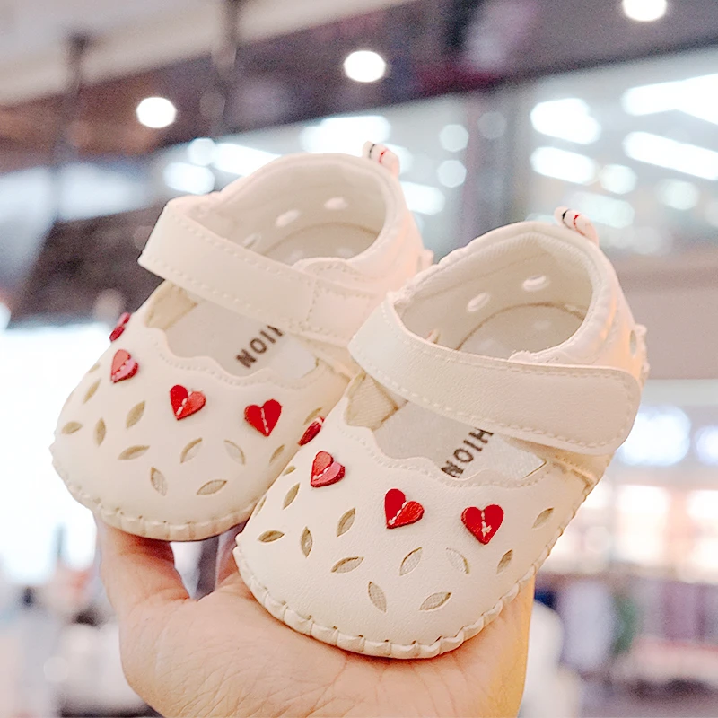 婴儿鞋子女宝软底学步鞋儿童春夏防滑透气小爱心鞋学走路防掉外穿