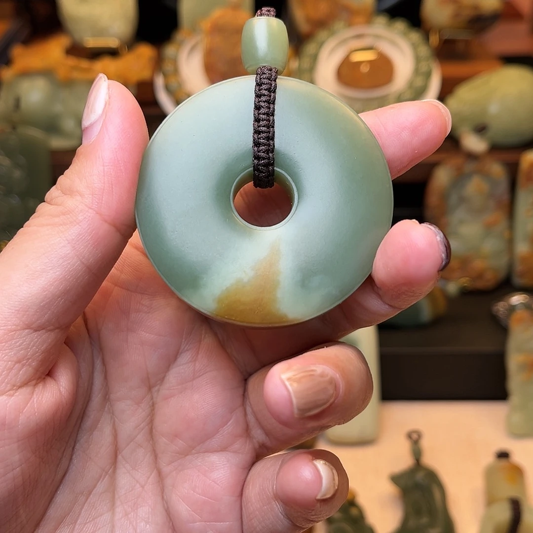 岫岩河磨玉（透闪石质玉）颈饰未镶嵌钱*翻