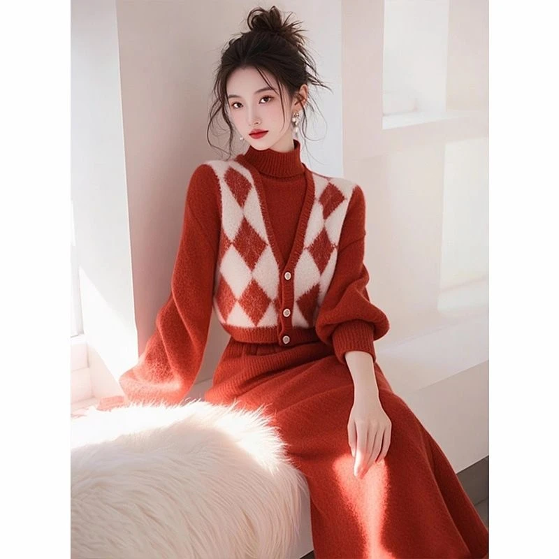 2025冬季穿搭一整套女时尚减龄洋气红色菱格马甲连衣裙两件套装