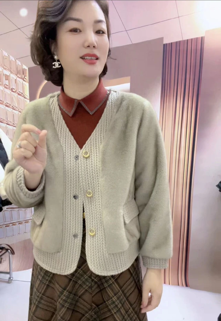 《林李上新》3914拼接针织V领仿貂毛外套