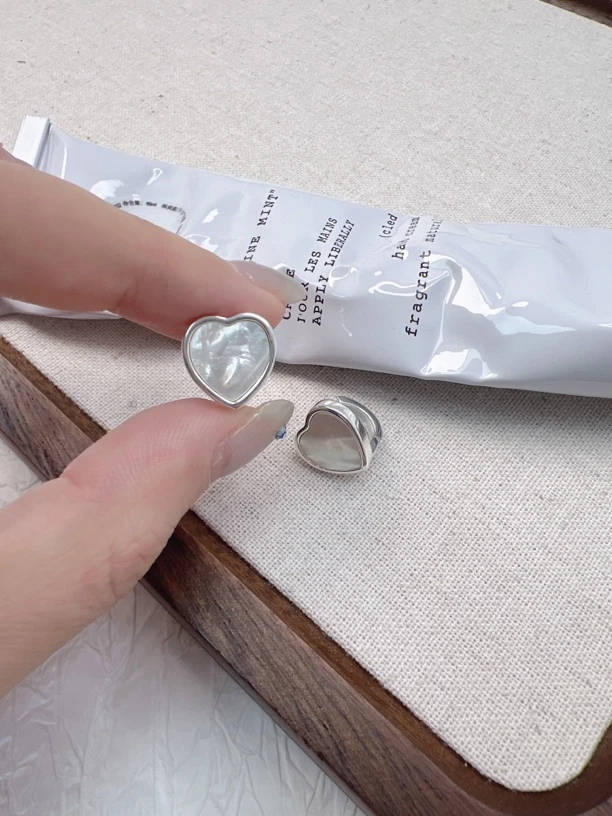 925银亚克力耳饰 日韩厂亮白面贝简约重工爱心银耳扣