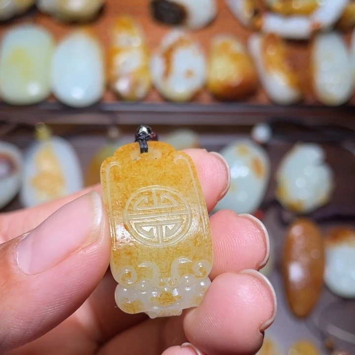 和田玉颈饰未镶嵌消***月