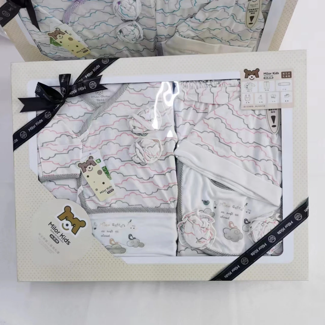 米乐熊薄款衣服套装礼盒  自用很划算 礼盒盒子不保损介意勿拍！！！