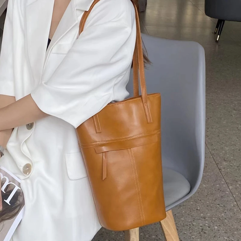 网红爆款真皮大容量单肩水桶包女百搭2024头层牛皮竖款腋下单肩包