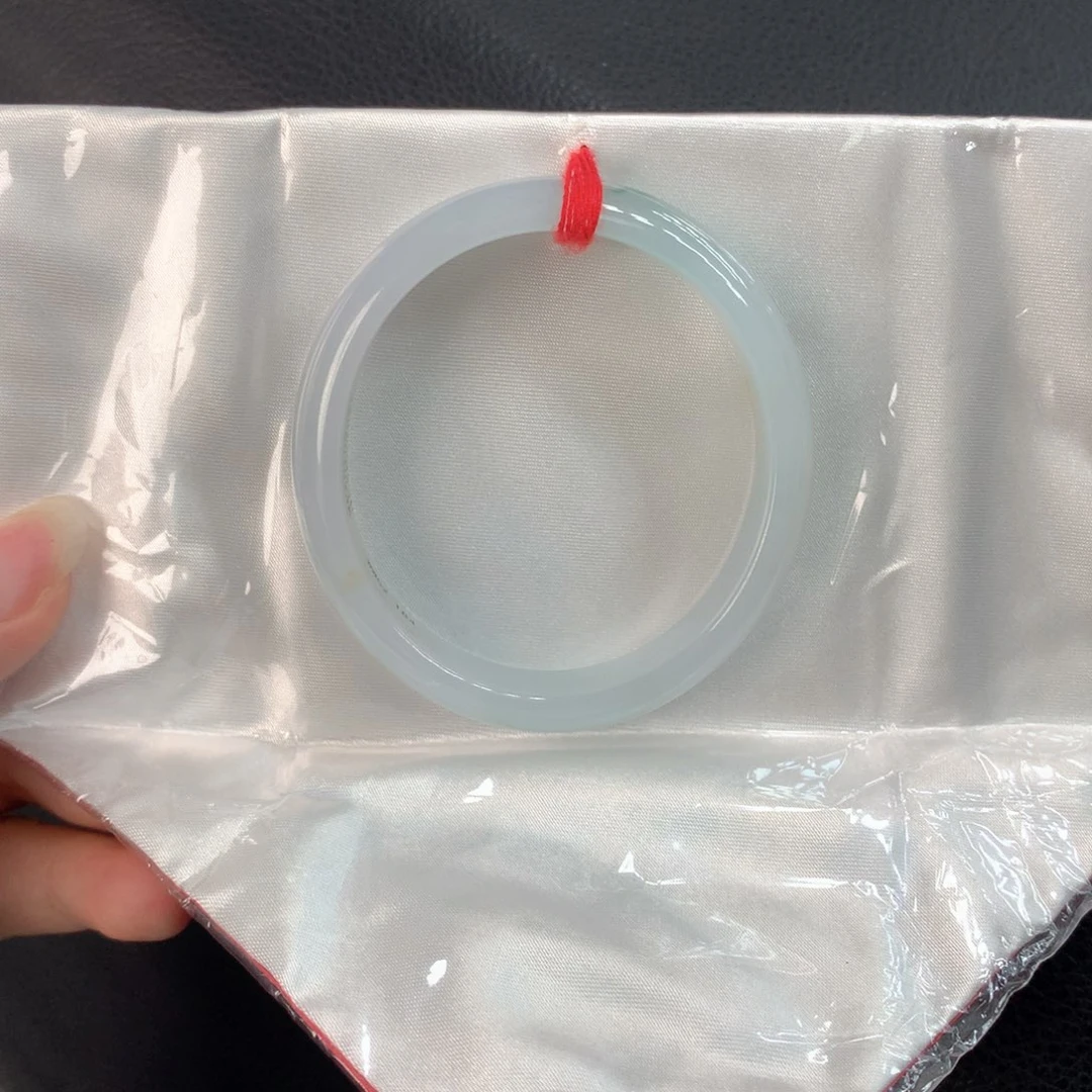翡翠手镯未镶嵌翡翠