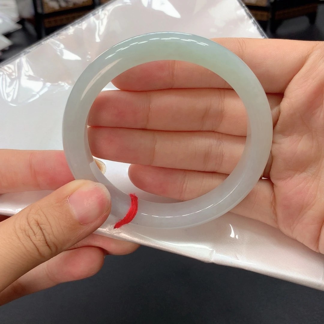 翡翠手镯未镶嵌翡翠