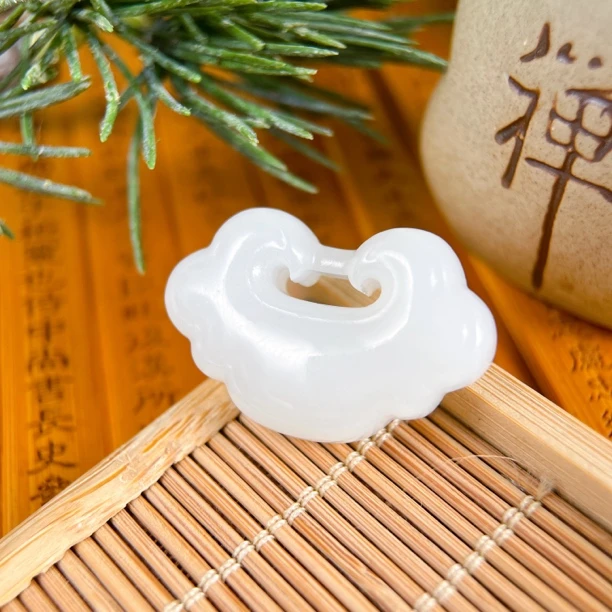 33*21mm正宗新疆和田玉羊脂白玉如意锁中号吊坠祥云锁上品