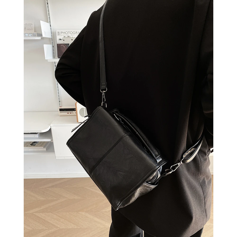 极简风软皮休闲斜挎包男百搭潮流通勤单肩包复古高级感手提小方包