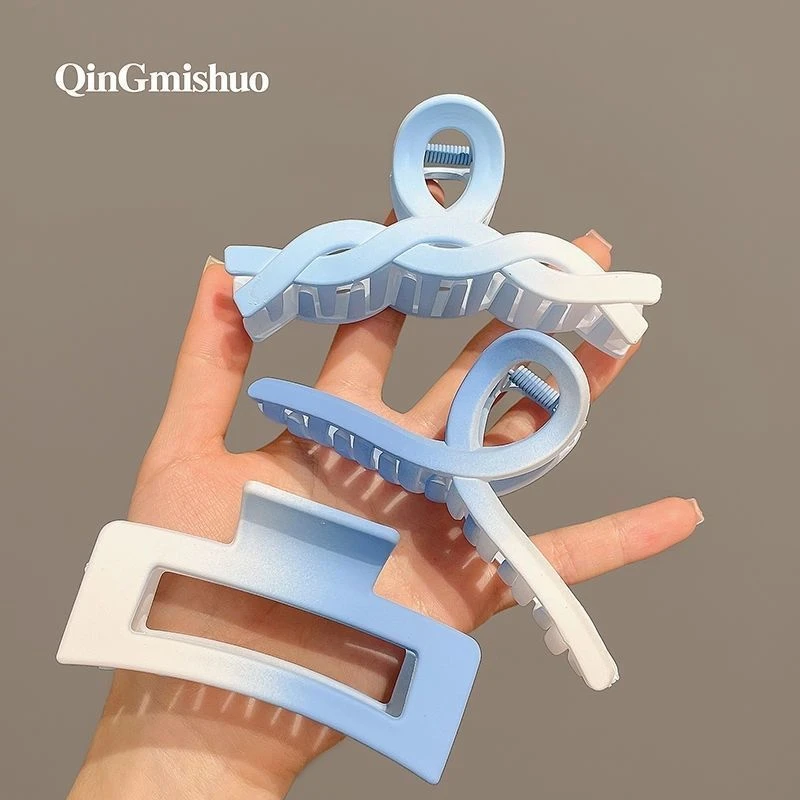 可爱甜美设计感小众天空蓝色渐变抓夹女夏季半扎后