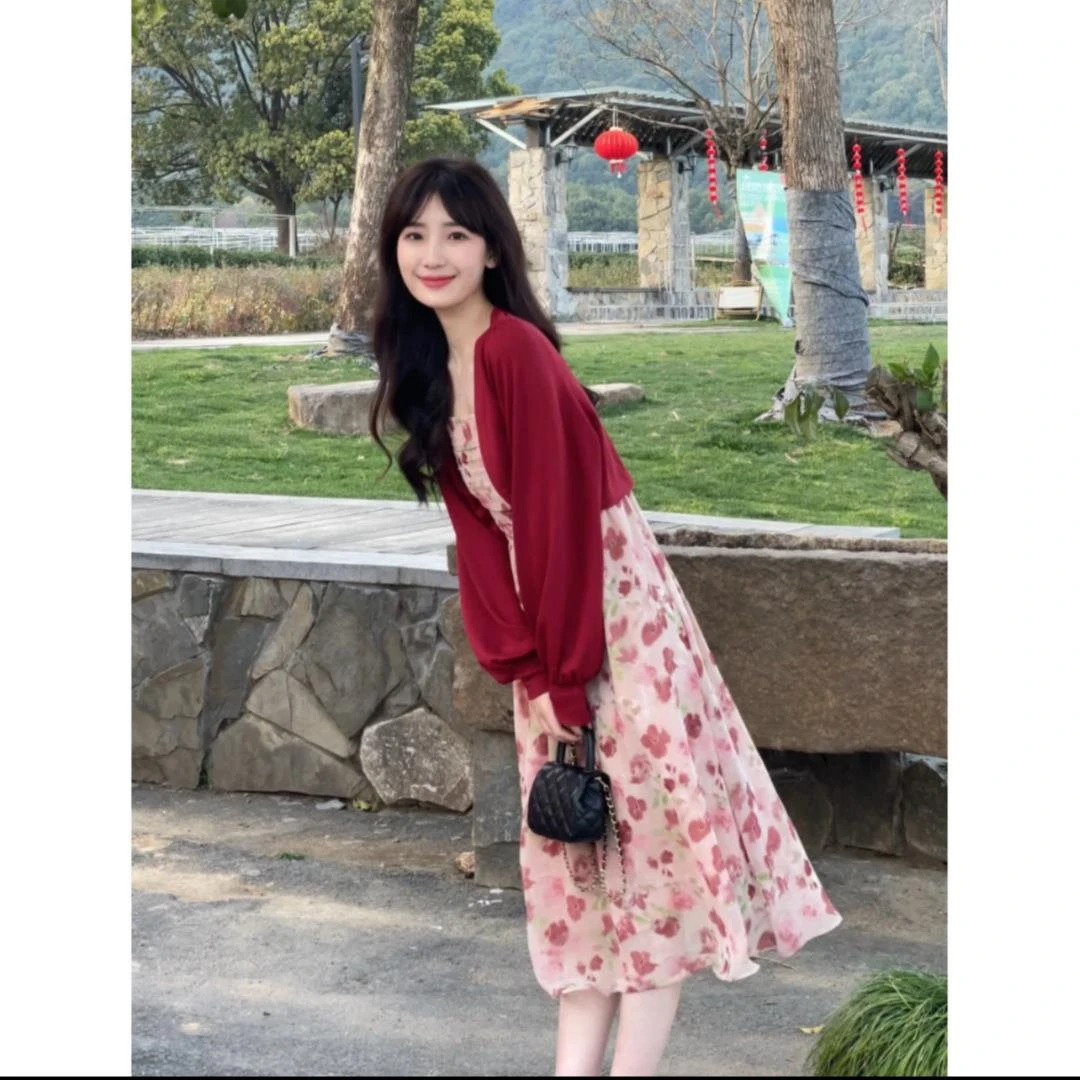 乌梅子酱连衣裙女2023初秋红色碎花温柔气质复古长裙a字吊带裙子