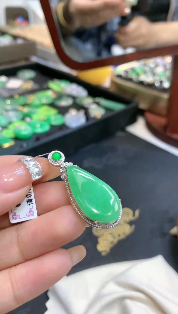【闪购商品】翡翠颈饰18K金镶嵌福瓜