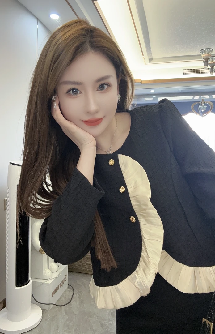 TJ！「极简主义」新款显瘦荷叶边拼接上衣