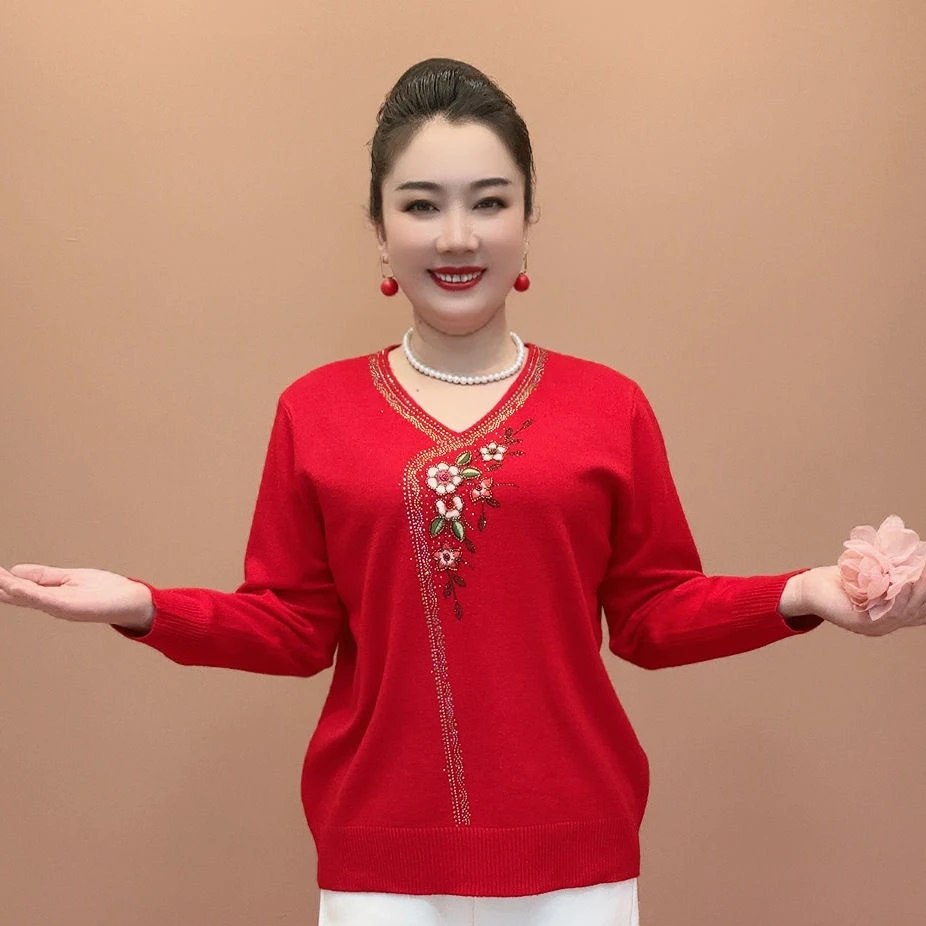 妈妈毛衣女装针织打底新款上衣洋气中老年绣花V领套头衫