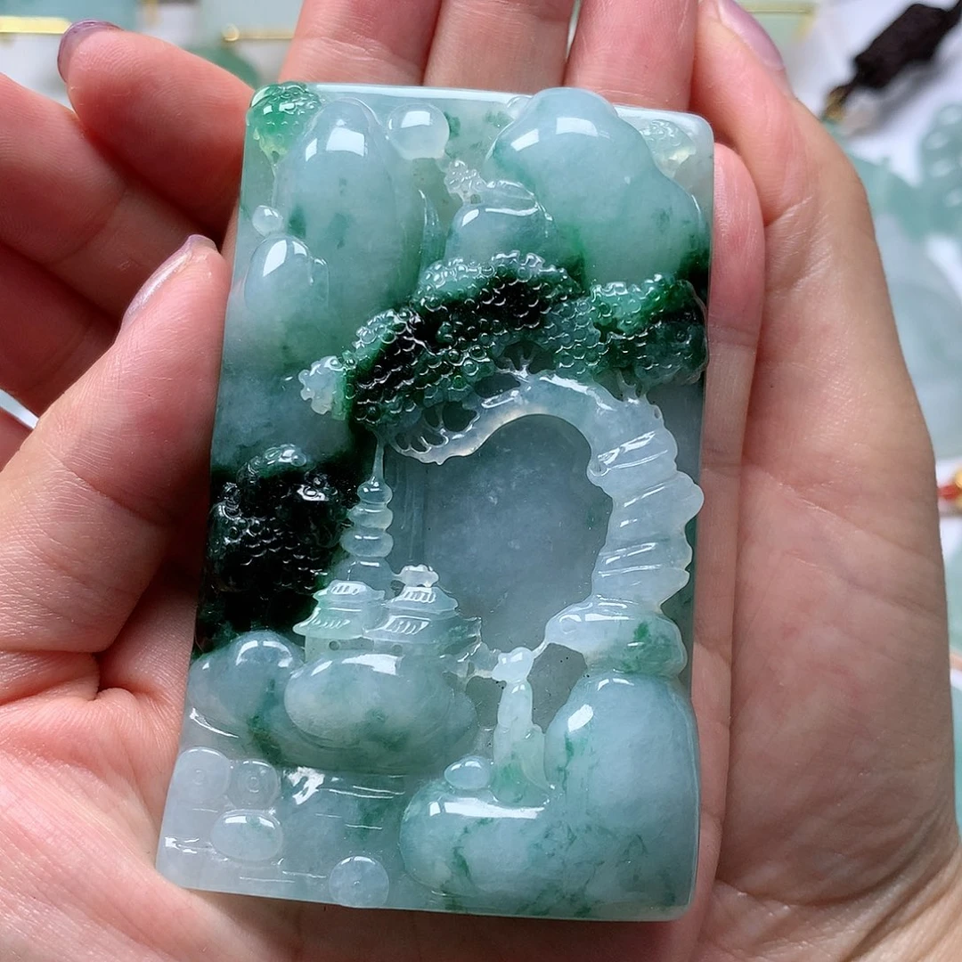 翡翠颈饰未镶嵌山水