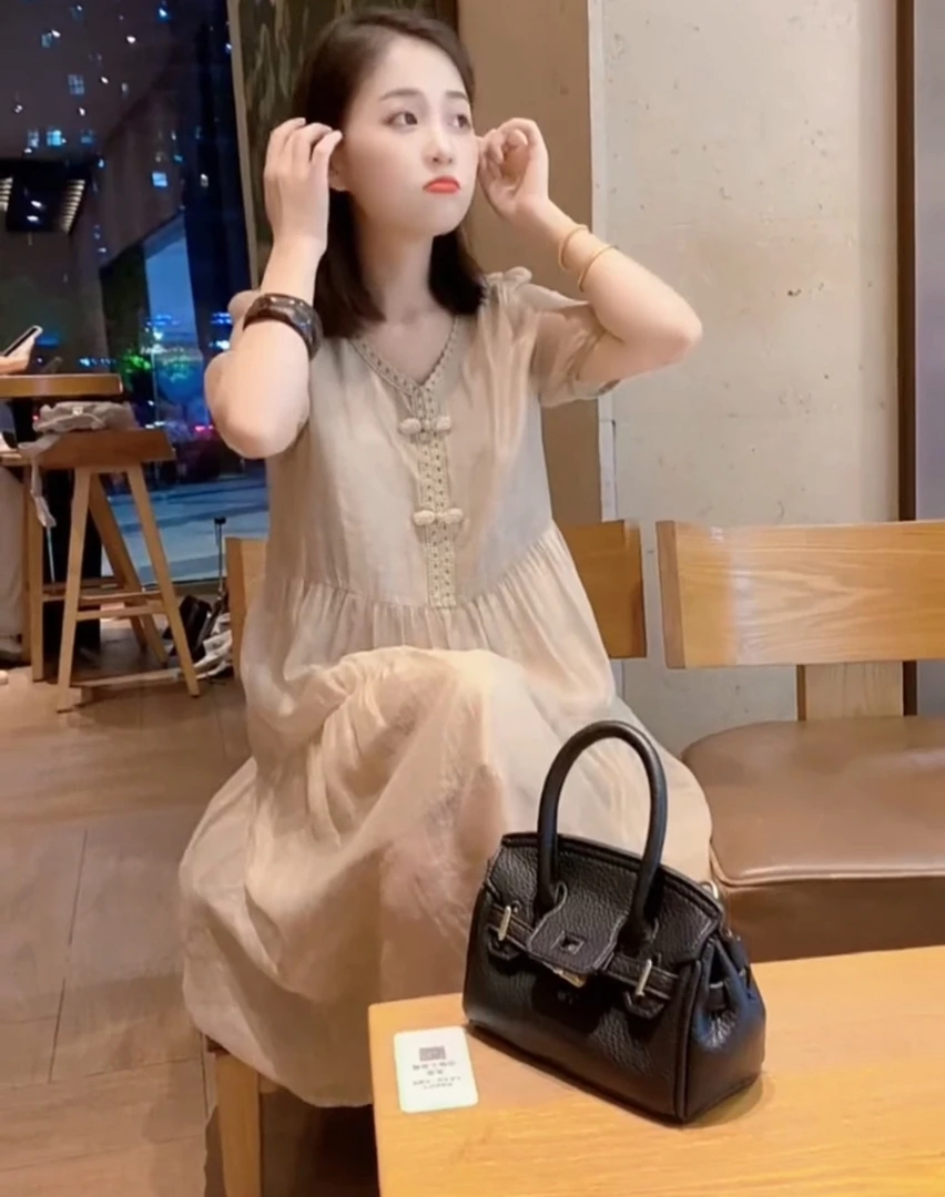 法式小众休闲纯色V领连衣裙女欧洲站2025夏季新款气质显瘦中长裙