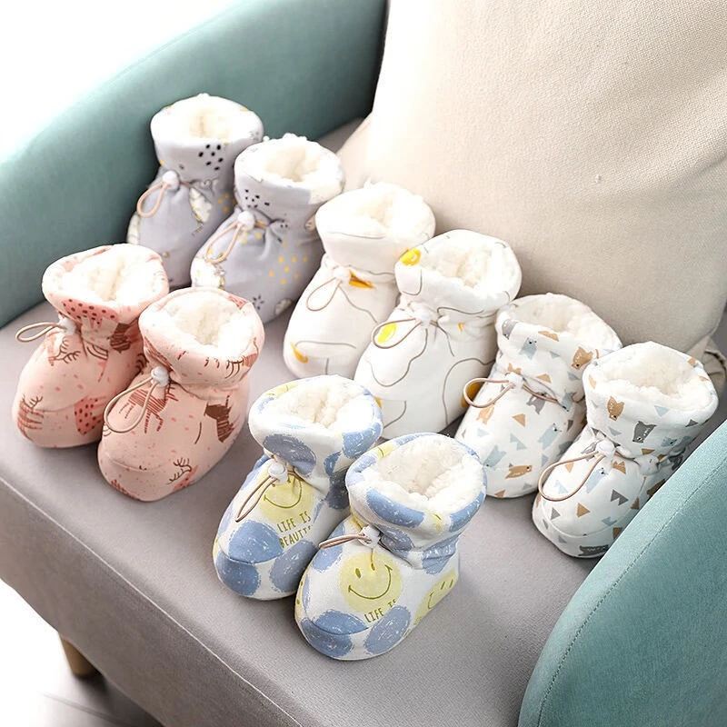 婴儿棉鞋秋冬新生儿宝宝加绒加厚脚套不掉鞋冬外出羊羔绒步前鞋