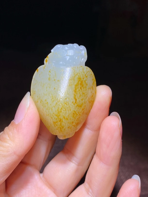 新疆和田玉雕刻挂件龙龟