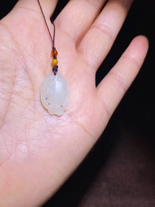 新疆和田玉雕刻鱼挂件