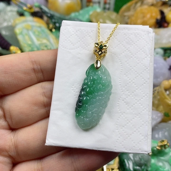 翡翠吊坠(赠链)未镶嵌