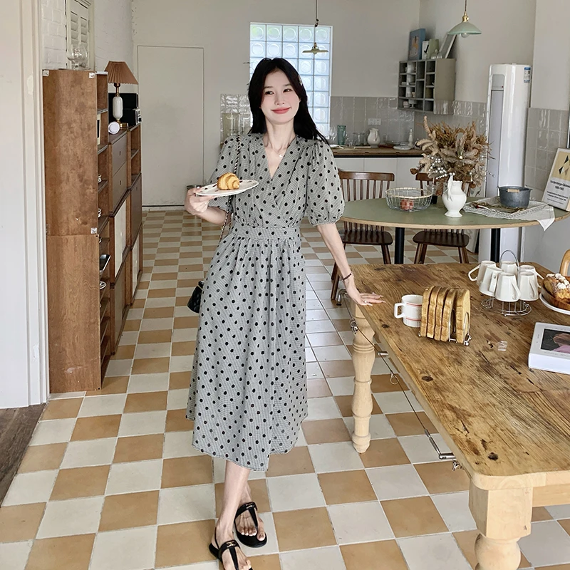 V领波点连衣裙女2024年夏季新款时尚小众设计感收腰显瘦气质裙子