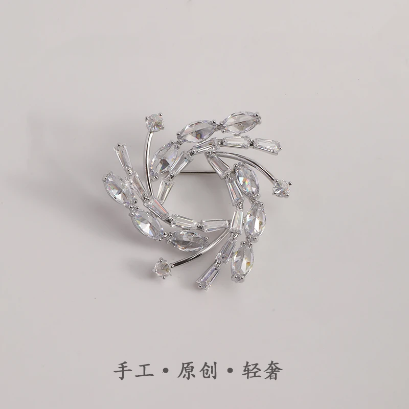 合金胸针 A518三角绕合成水晶韩胸针女胸花女韩国饰品领夹别胸针