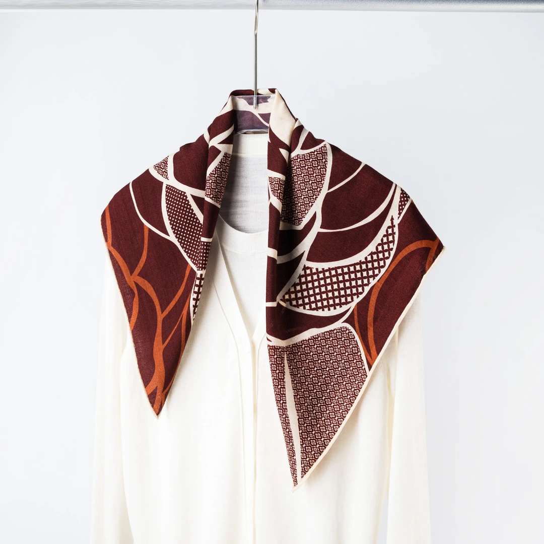 楊楊【复古山茶花】重磅新款 丝毛女士围巾披肩丝巾65*65