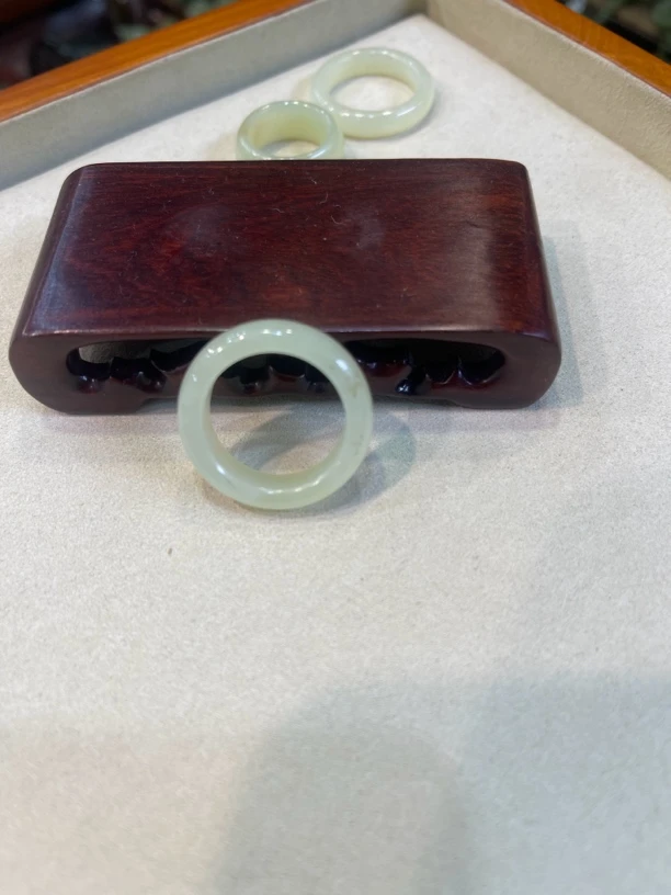 黄白老玉戒指圈。