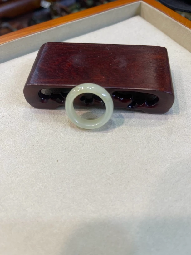 黄白老玉戒指圈。