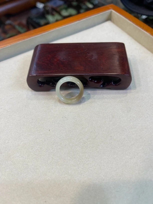 黄白老玉戒指圈。