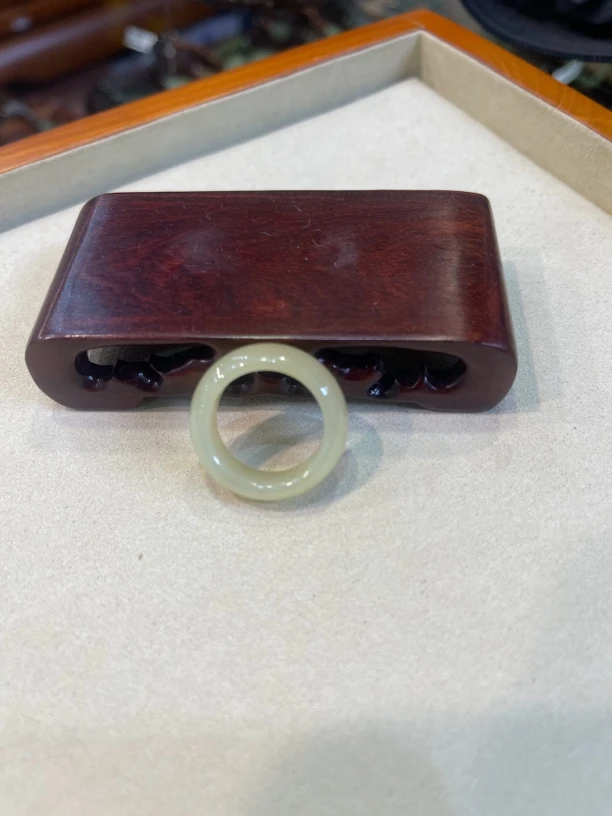 黄白老玉戒指圈。