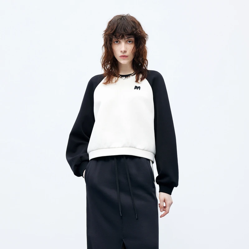 MOCO秋美式复古M字母刺绣黑白撞色插肩袖卫衣MBC3SWSK01