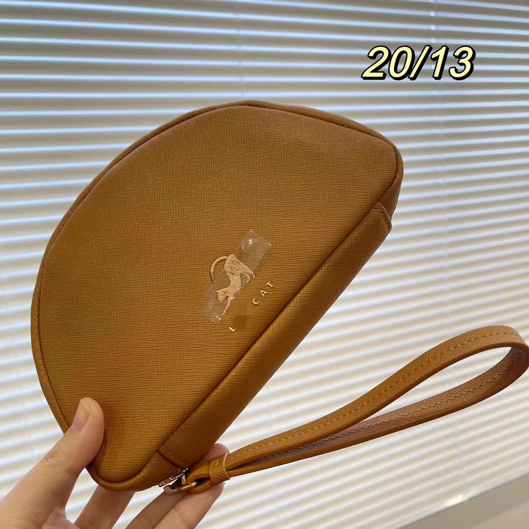 出韩小猫LOC半圆牛皮手拿包