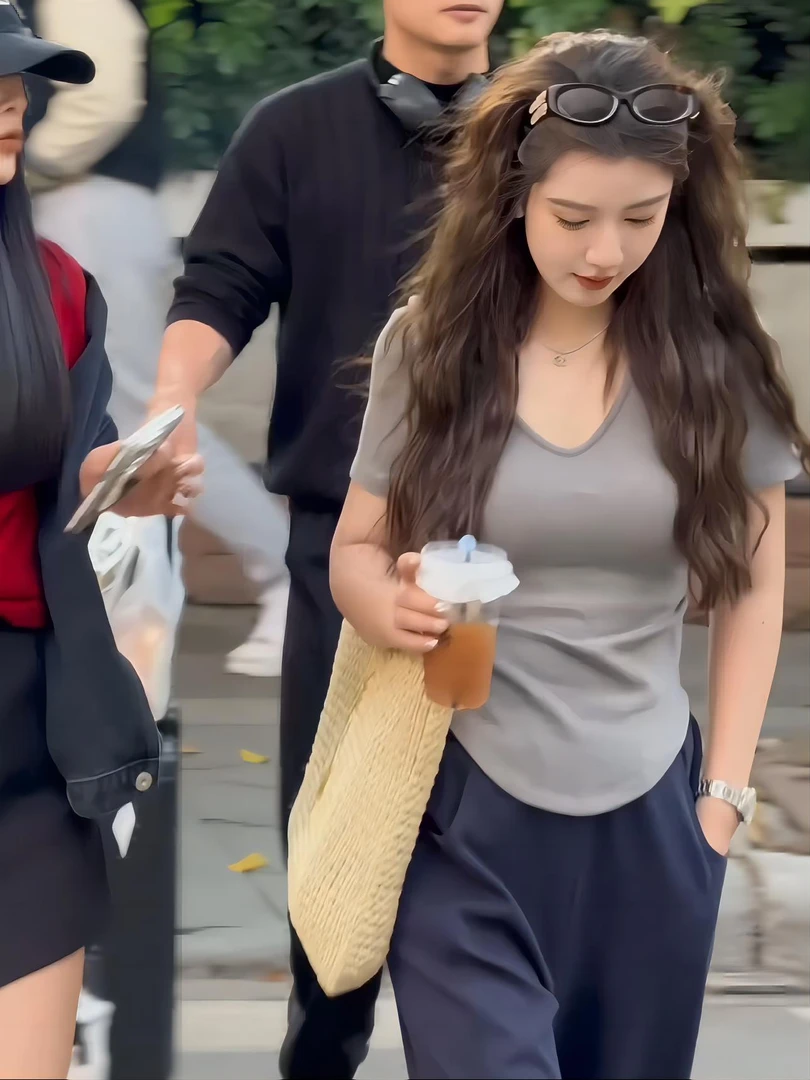 【大米和小鹿】2025春夏时尚百搭修身V领短款显瘦休闲打底小T恤S805