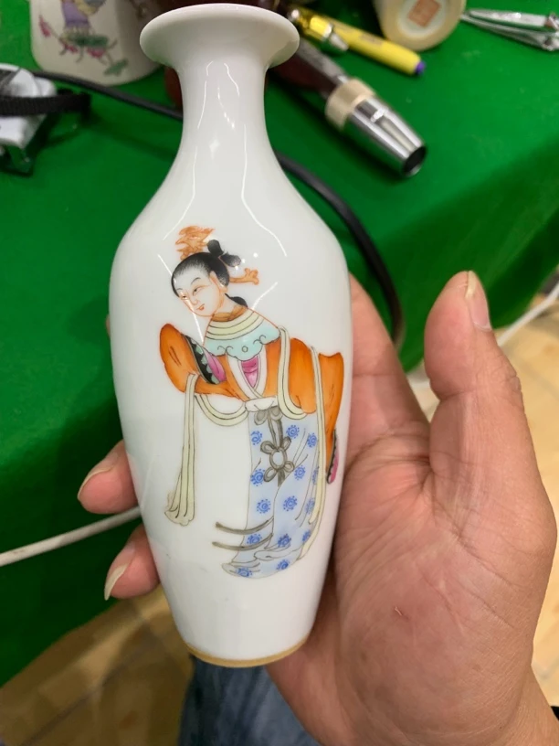 粉彩人物小瓶一只