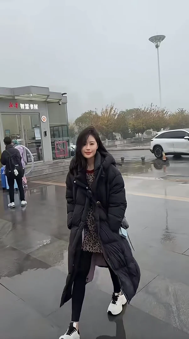 Miss Huo 过膝长款羽绒服 A 黑色 2377