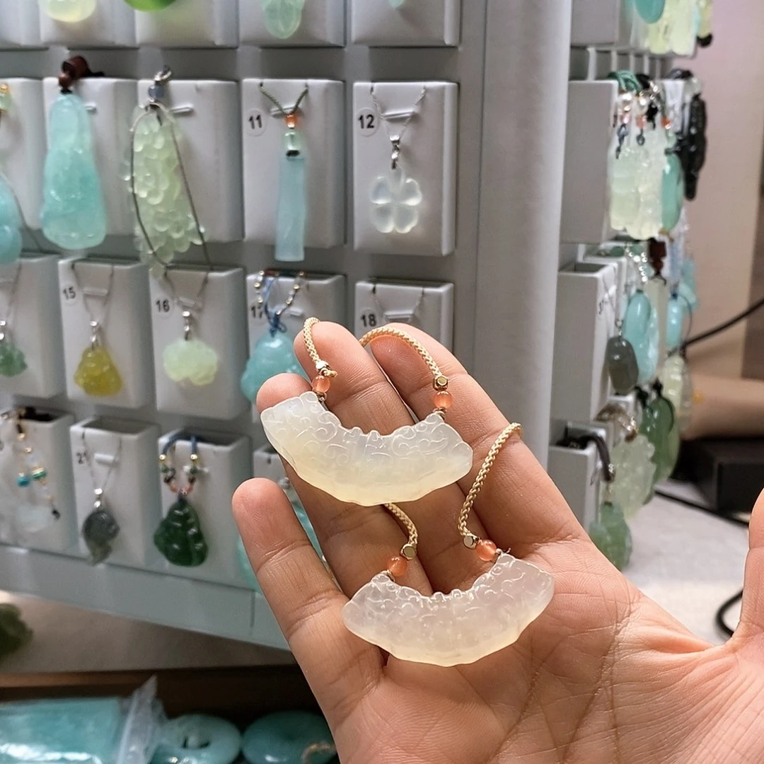 蛇纹石玉颈饰未镶嵌