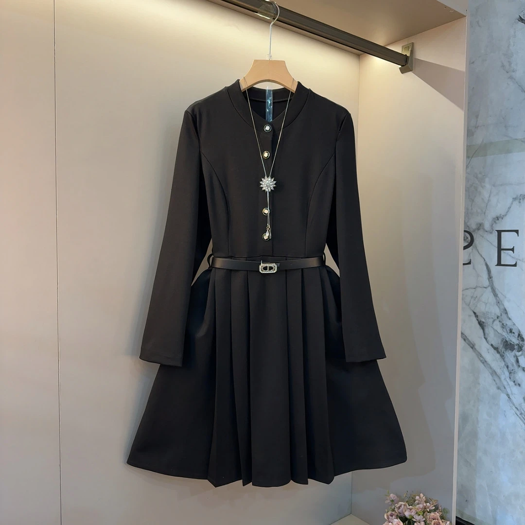 2024新款气质显瘦时尚腰带款大码显瘦遮肉连衣百褶小黑裙衣长90