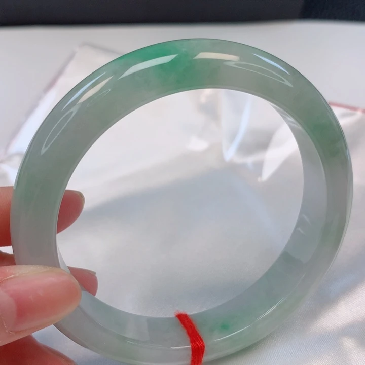 翡翠手镯未镶嵌60圈