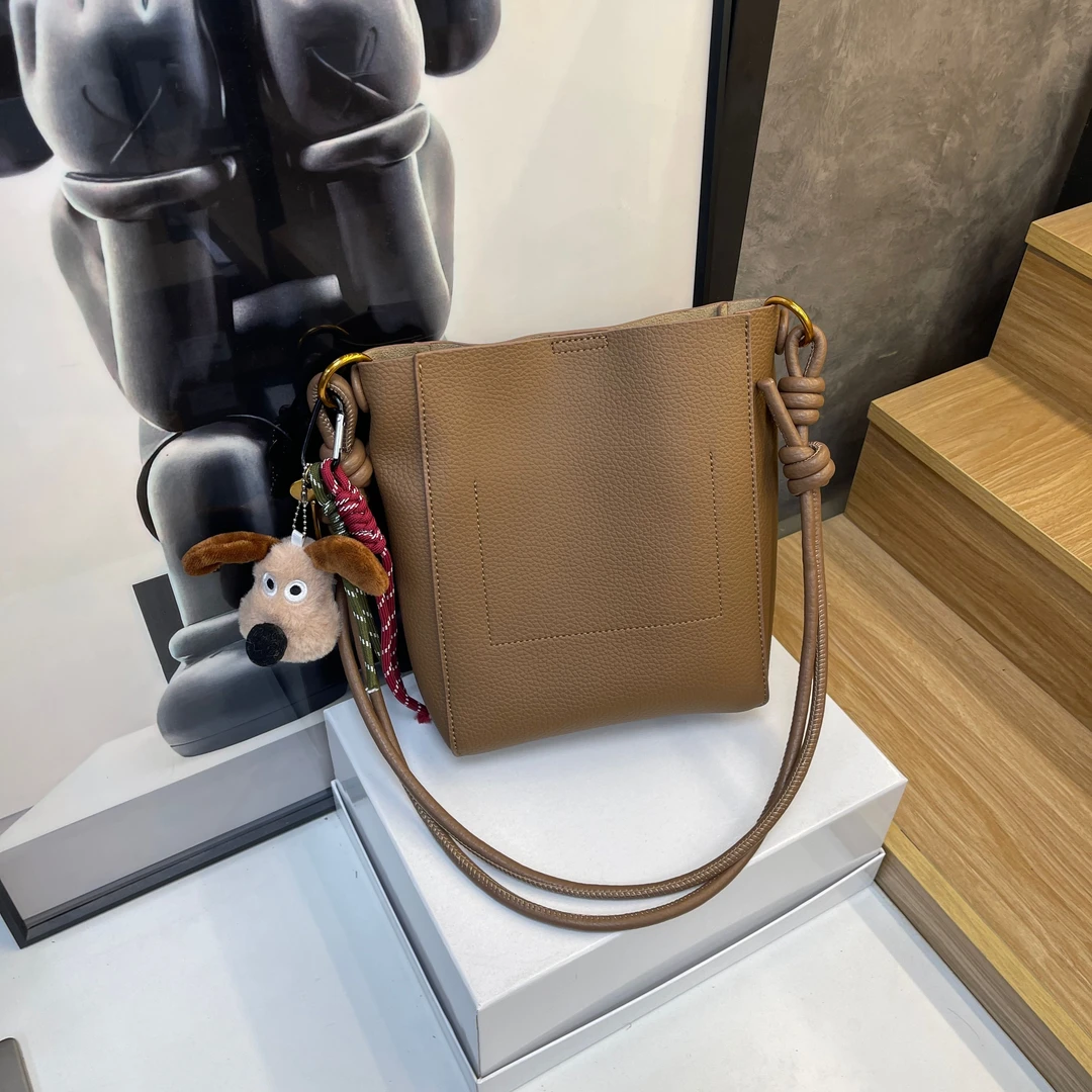 【带礼盒】2024新款定制通勤时尚百搭单肩包 ins 网红斜挎包 (A231)