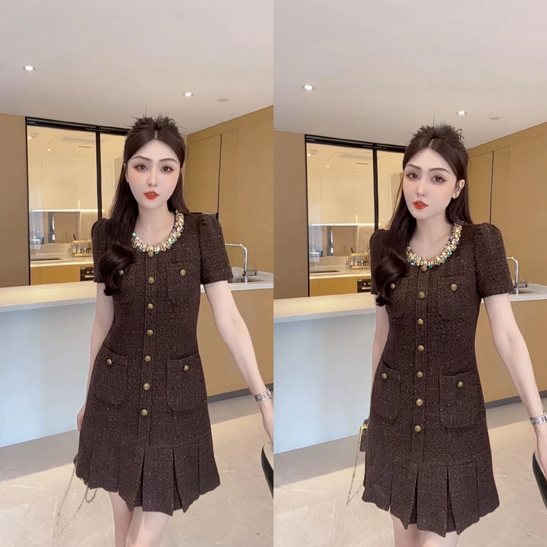 M9A86015圆领重工钉珠高级小众小香风高腰显瘦减龄修身气质连衣裙