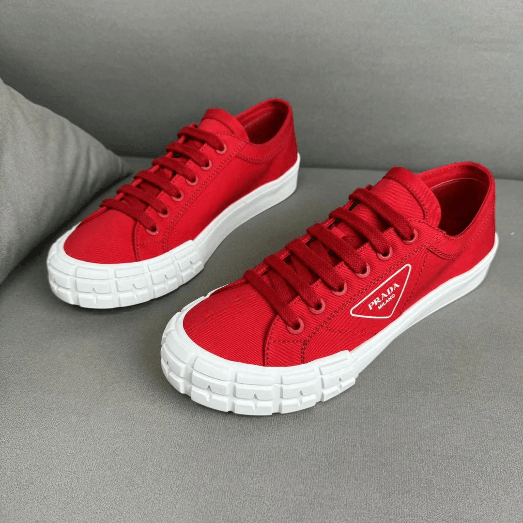 Prada/普拉达红色侧翼三角标印花休闲百搭板鞋 42/全新