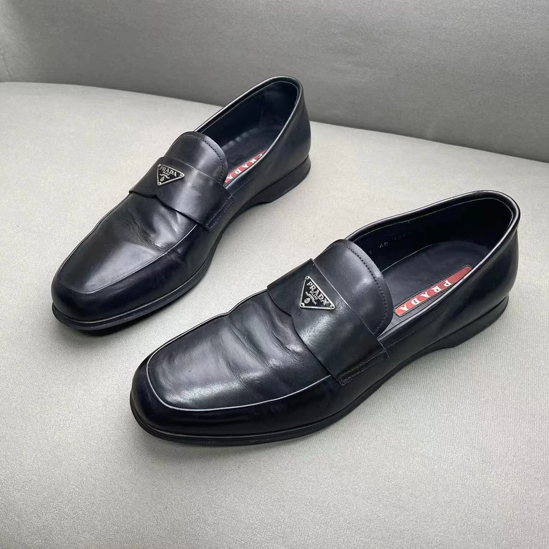 95新 Prada/普拉达 黑色经典金属三角标舒适英伦风正装皮鞋 43码