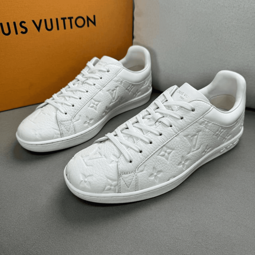 LouisVuitton/路易威登白色浮雕老花满印时尚板鞋 41码/42码/97新