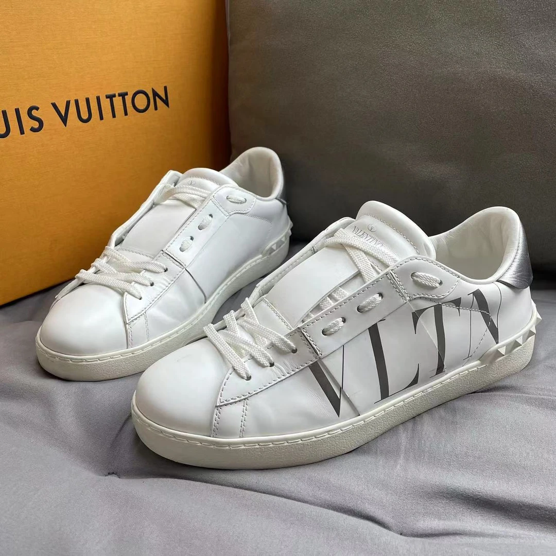 95新 Valentino/华伦天奴 白色侧翼大logo时尚百搭板鞋 40码